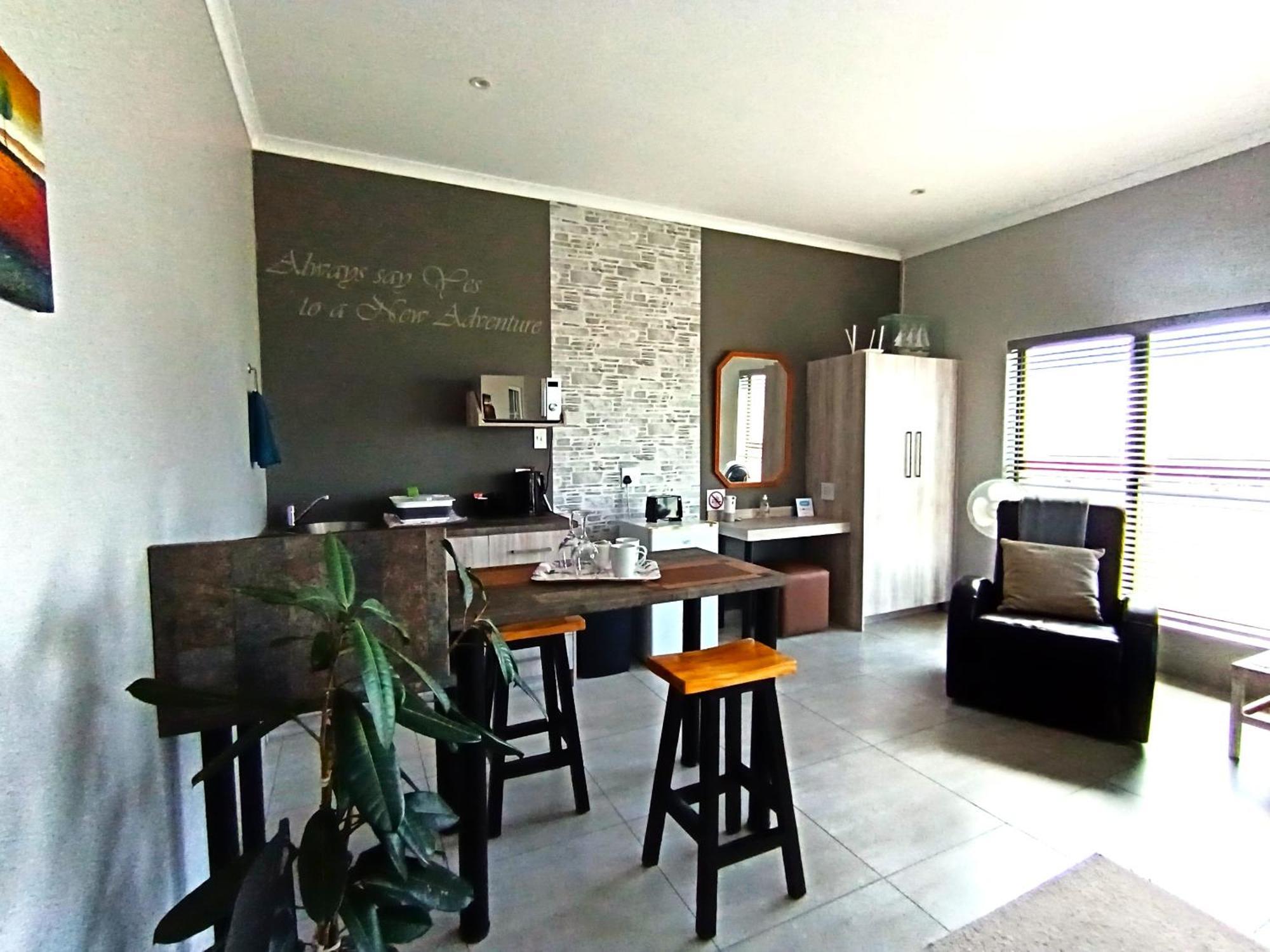 Silver Oaks Airbnb Лангебан Екстериор снимка